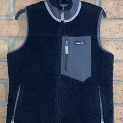 READ ENTIRE AD BEFORE MESSAGING Patagonia Like New Women's Classic Retro-X® Fleece Vest Black Grey