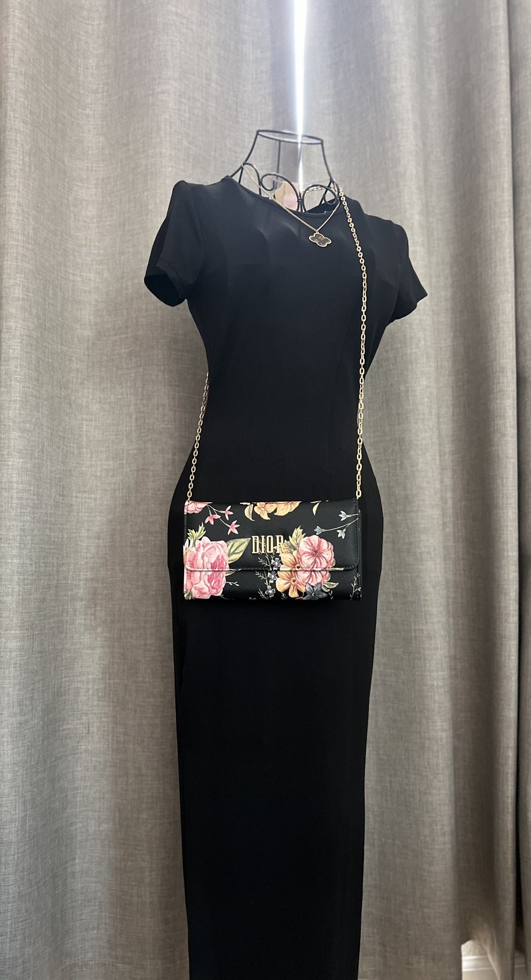 Black Floral Wallet On chain 🌹 SALE 🌹