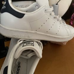 Tennis Adidas Size 6..US