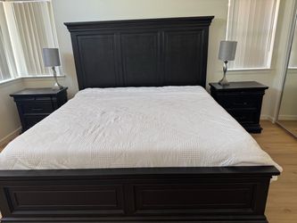 King Bed Frame w Matching Dresser & 2 night Stands