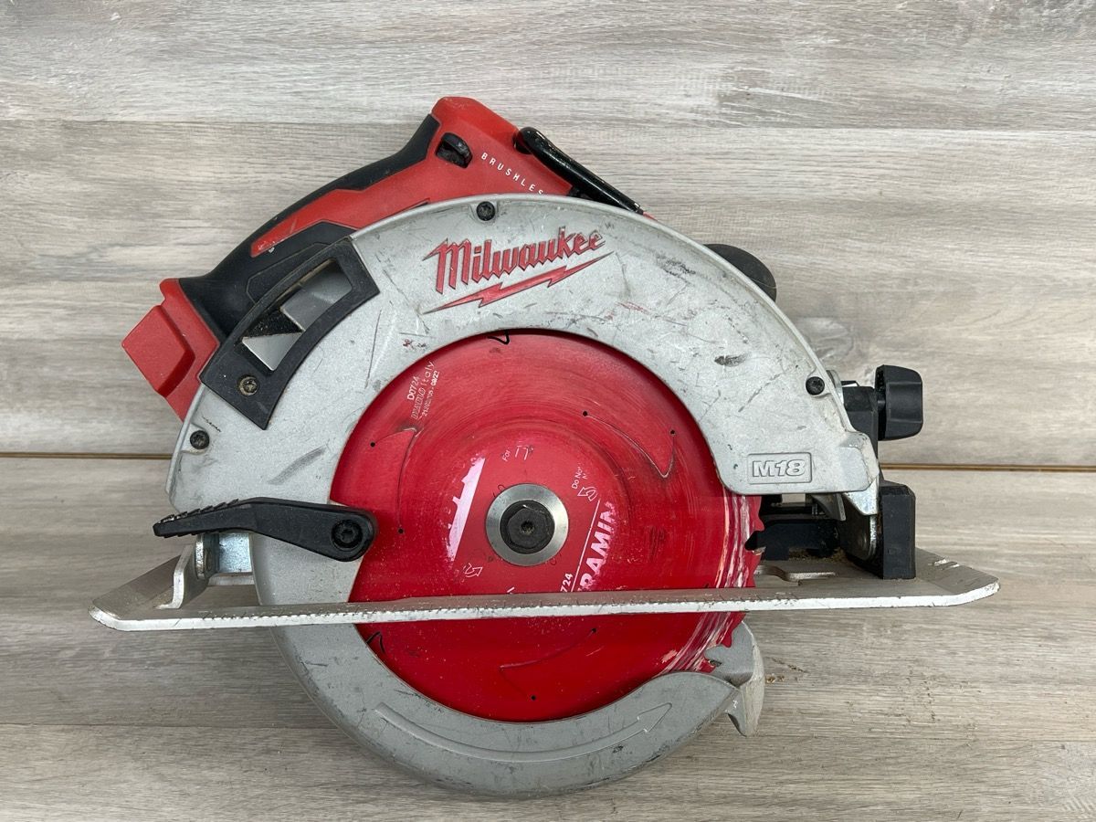 Milwaukee 2833-20 M18 FUEL 6-1/2 Inch Cordless Brushless Circular Saw (PO1022368)