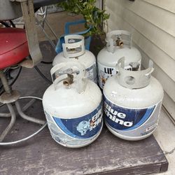 PENDING 4 empty propane tank 