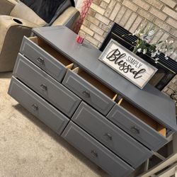 ✨✨GORGEOUS GRAY LONG SOLID AND HEAVY 7 DRAWER DRESSER✨✨