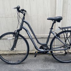 Trek Verve 2  Hybrid Bike