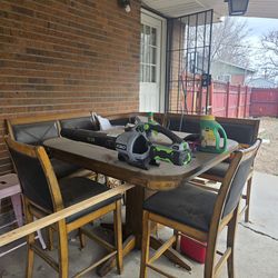 Table/ chairs seats 8