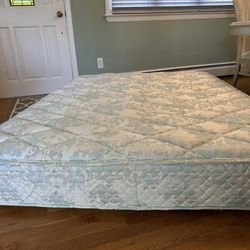 Complete Queen Size Bed. 