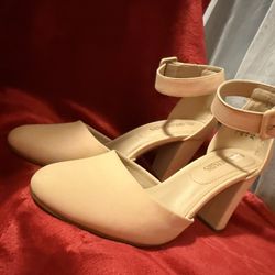 Beautiful closed-toe shoes, only worn once, in other words, they are brand new.