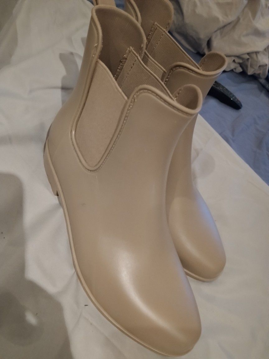 Chelsea Rain Boots, Beige/Taupe Color size 9