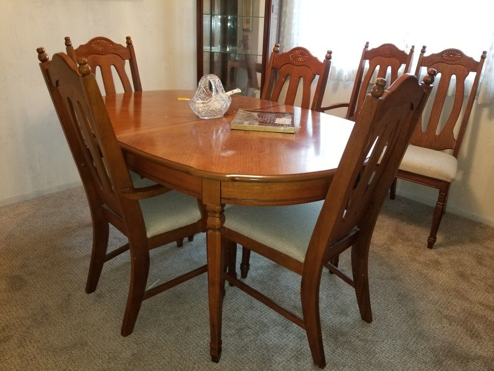 BASSETT KITCHEN TABLE AND 6 CHAIRS