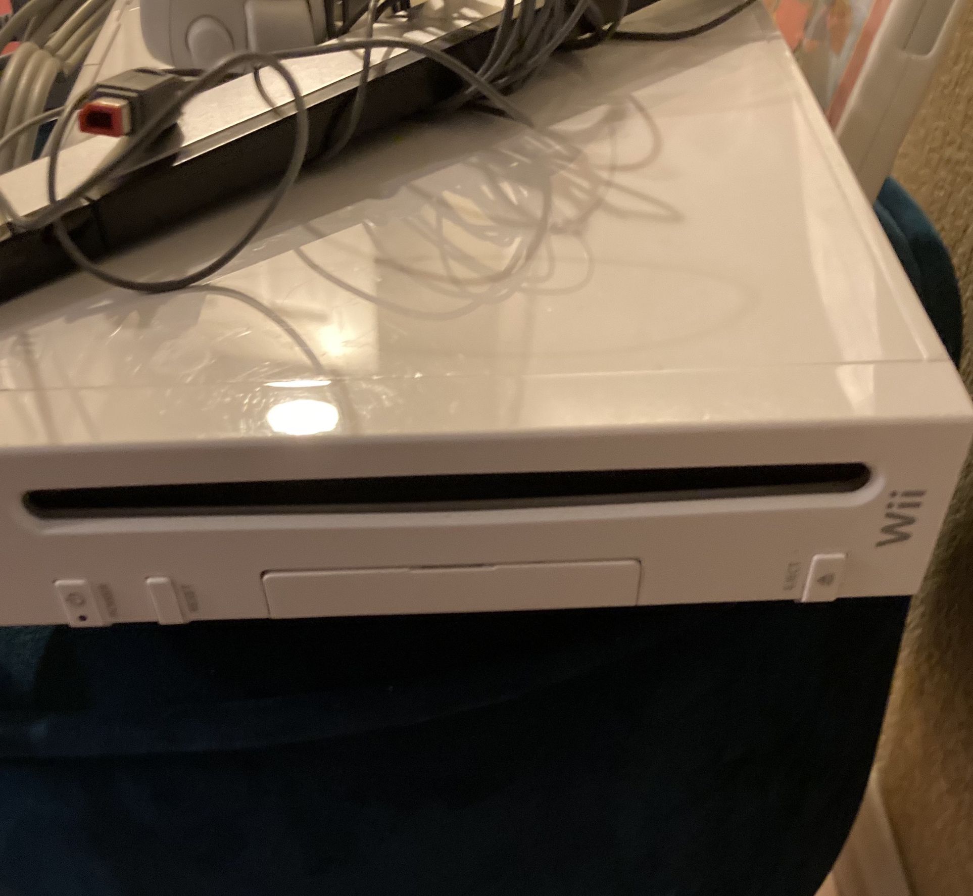 Used Nintendo Wii console with one used video game