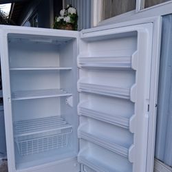 UPRIGHT FREEZER FRIGIDAIRE 14 CUBIC FEET  LIKE NEW 