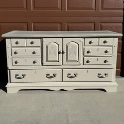 Ivory White Vaughan Of Virginia Bassett Solid Wood 10 Drawer Dresser PRICE FIRM $475