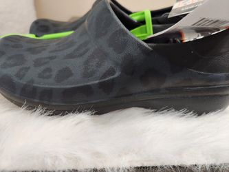 CROCS New With Tags Womens Size 7