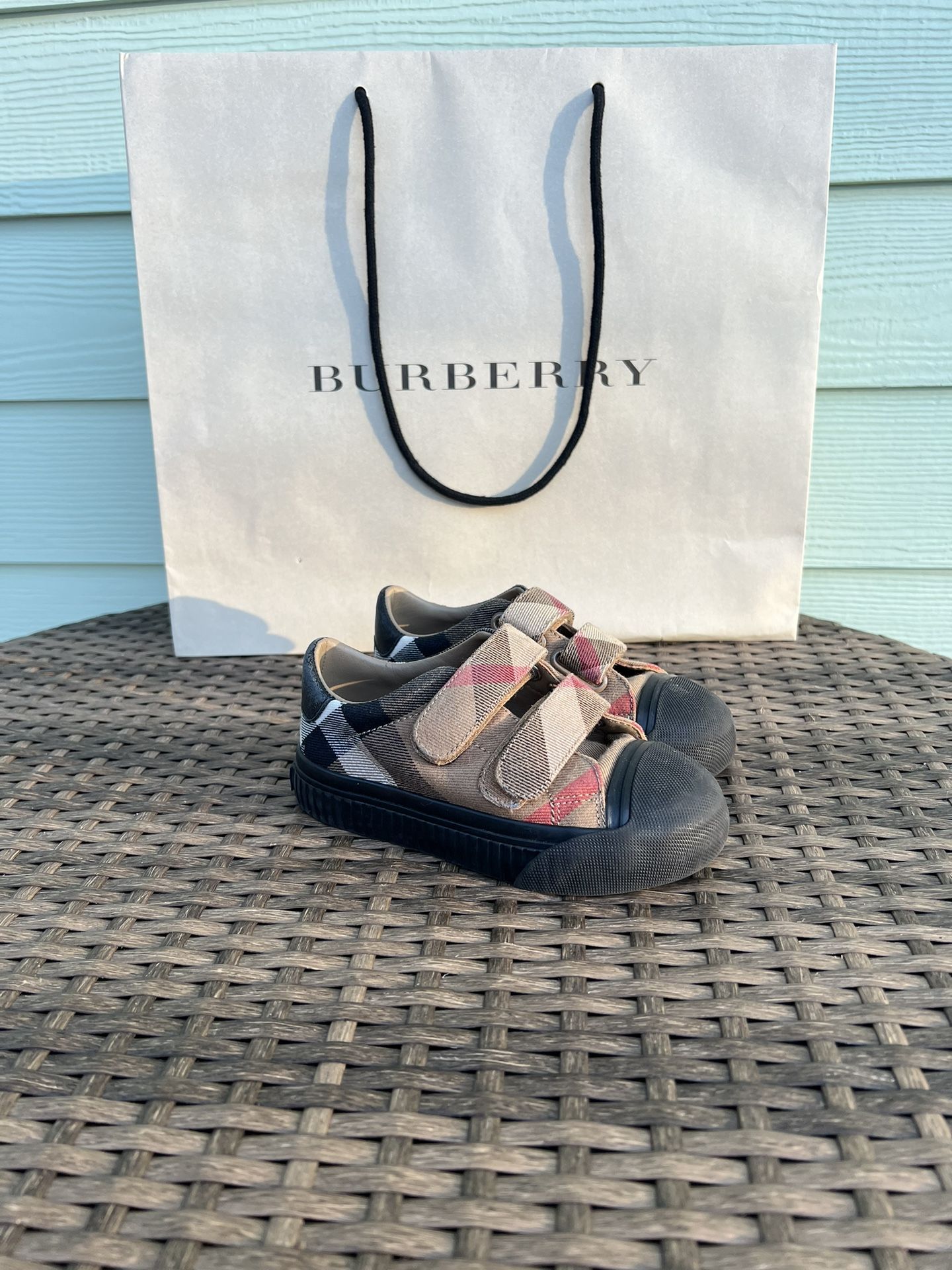 Burberry Beautiful toddler Burberry shoes Size 26