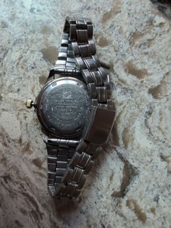Swiss navy seal  commander  , honolulu hawai  blue face  red  and white works great and is in  great condition stainless wristband rare very few like 
