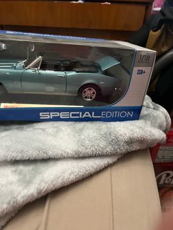 collectible vintage car never opened EXCELLENT!!!
