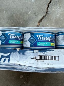Blue Buffalo Blue Tastefuls - Entradas de pollo en hojuelas en salsa, alimento húmedo natural para gatos adultos, 5.5 onzas, caja de 24