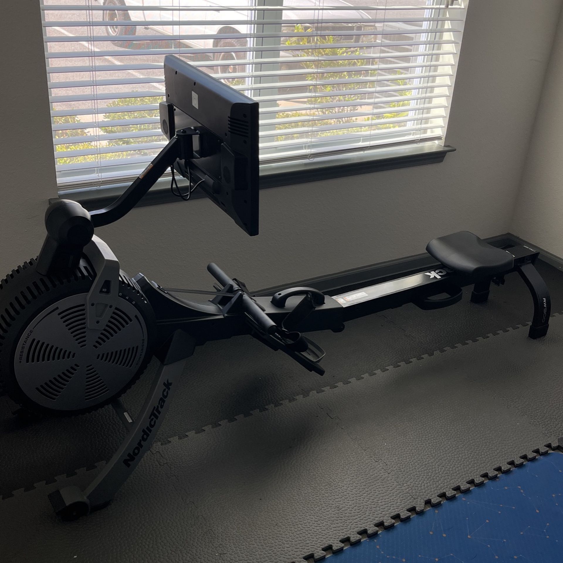 NordicTrack RW900 Smart Rower w/ 22” Touchscreen