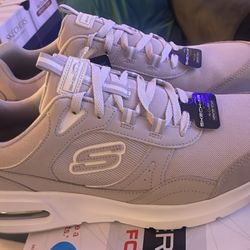 Men’s Skechers 10.5