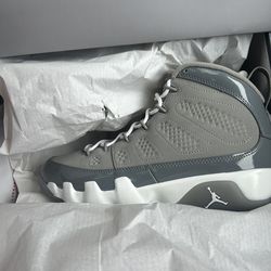 Selling sneaker used 9.5