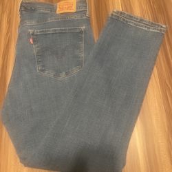 Woman’s Levi’s Jean Size 32                                    O