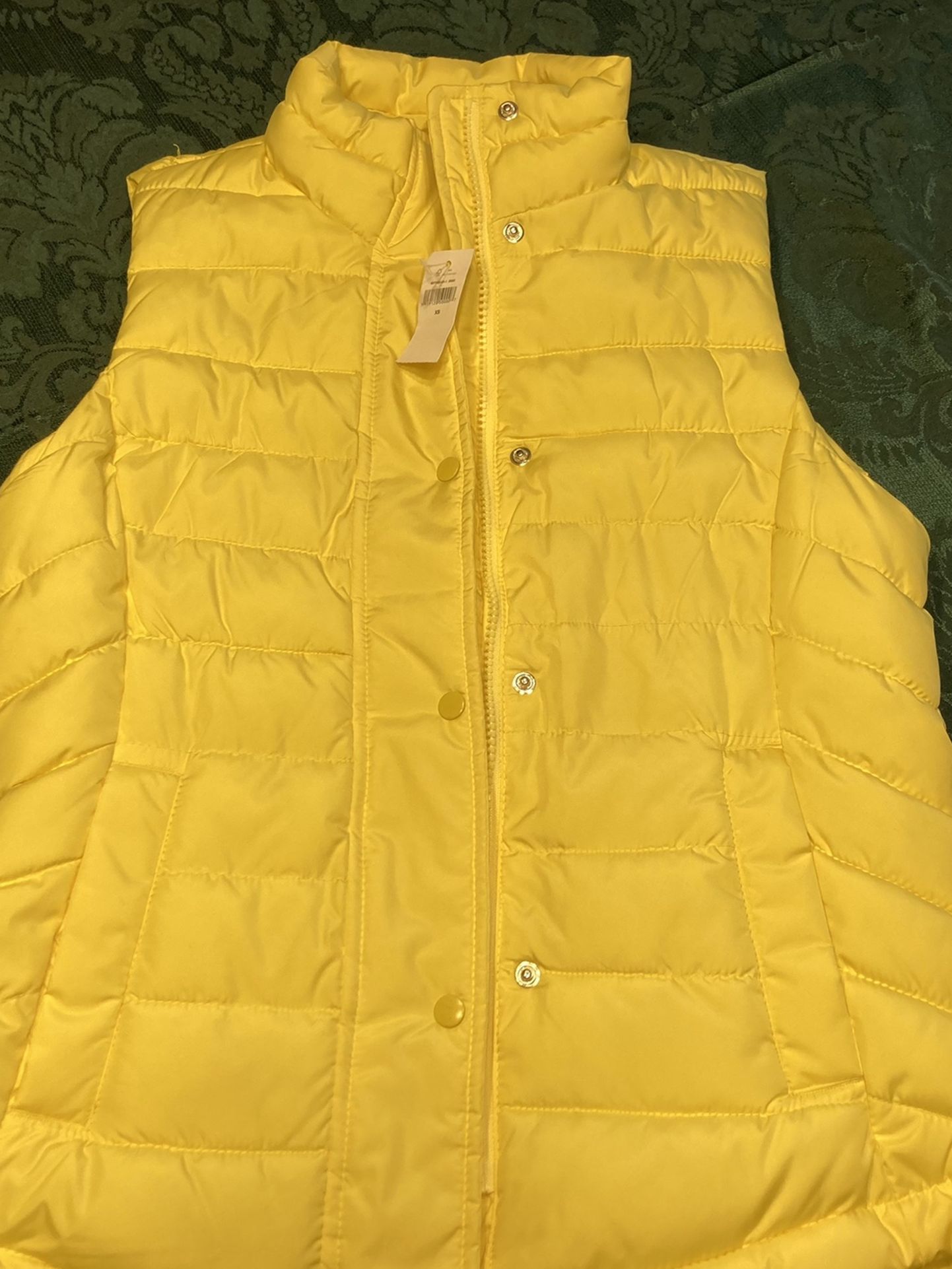Brand new gap Xs yellow puffer vest 