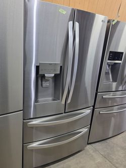 L/G Refrigerator 4 door stainless Steel everything works good ✅️