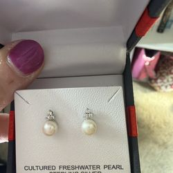 Cultured freshwater pearl earrings