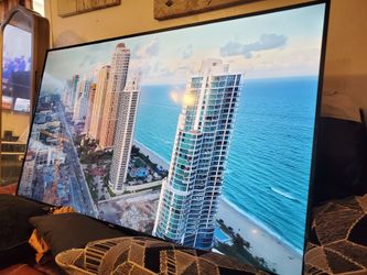 70" Roku Smart Tv 4k Great Condition.  Great Quality Pic No Legs It Was Mounted Come With Original Remote 