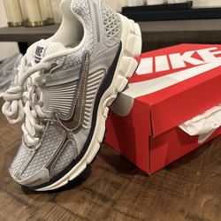 Nike Vomero 5 Photon Dust Metallic Silver W Sizes 6.5w, & 8.5M