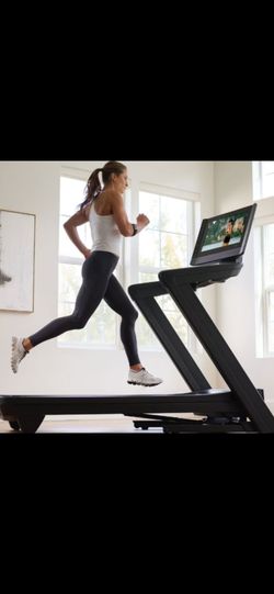 NordicTrack Commercial 2450 Smart Treadmill 22” Pivoting & Swivel HD Touchscreen SpaceSaver
NEW