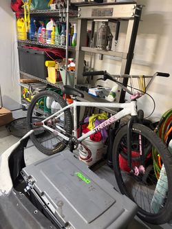 Throne wheelie bike
