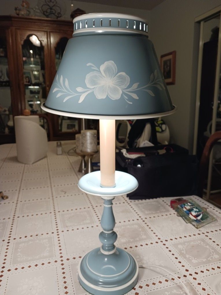 Neat Looking VINTAGE ALL METAL LAMP BLUE AND WHITE ABOUT 21 INCHES TALL