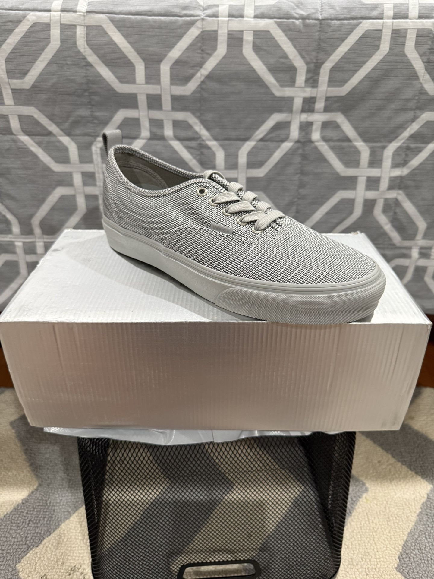 UNUSED VANS KRINK VLT LX EDITION SILVER