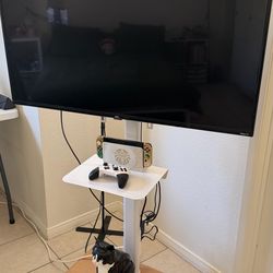 Soporte de TV Rodante Blanco con Toma de Corriente – 32” a 75” Rolling White TV Stand with Outlet – 32” to 75”