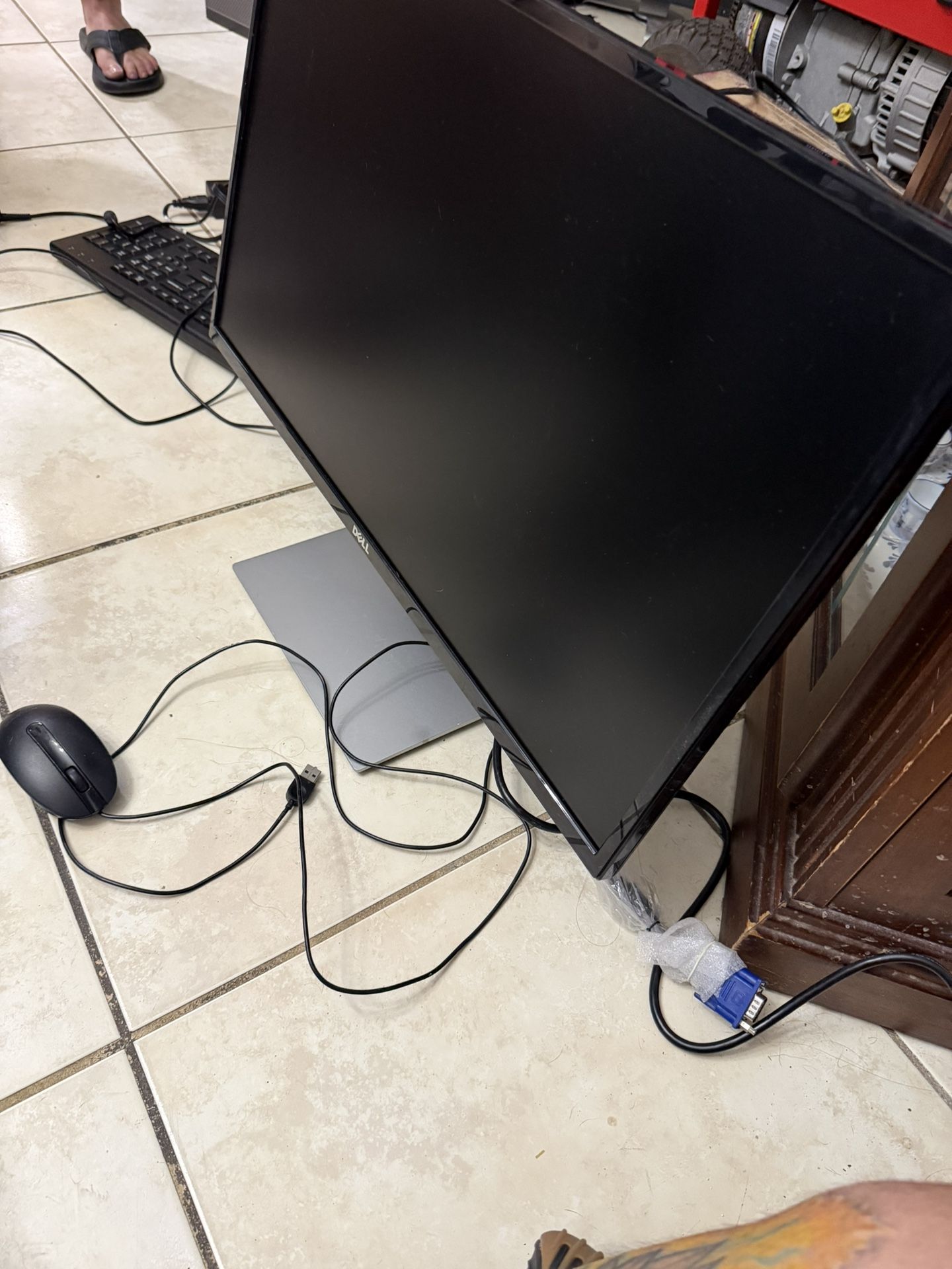 monitor Dell SE2717H de 27 pulgadas. Cuenta con una resolución Full HD de \(1920\times 1080\) píxeles. Utiliza tecnología de panel IPS para ampli