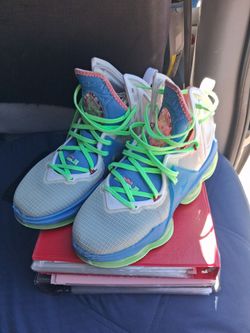 Lebron 19 sneakers (9 1/2)