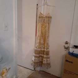 GORGEOUS  LONG GOWN  SIZE MEDIUM  $20 FOR WEDDING OR PROM       M 