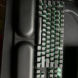 Keyboard wrist rest