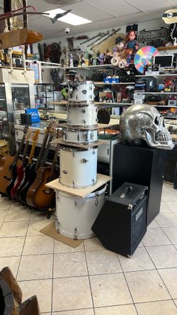 5pc Pearl export series drums including. Zildjian cymbal and hardware