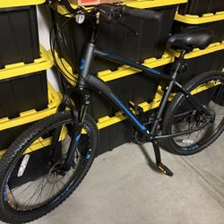 GIANT Sedona Mountain Bike Size Medium 19”, 24 Speed, Aluminum, Front Suspension.