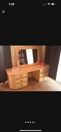 White/Beige Dressing Table