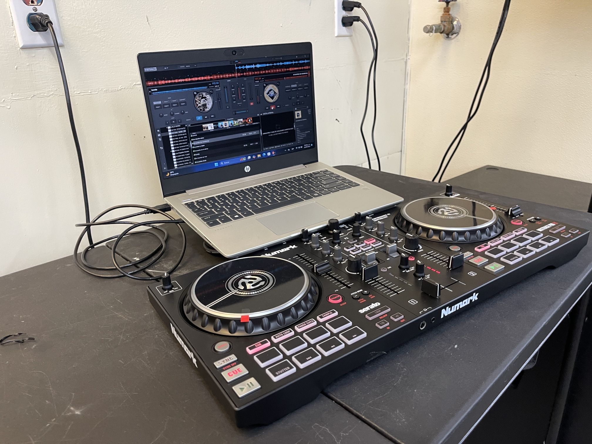Laptop HP + Controlador DJ Numark 🎶💻🎧