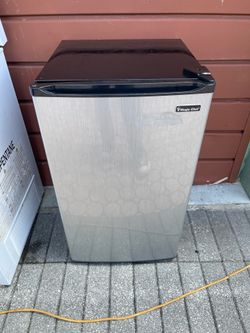 Magic Chef Mini Fridge 18”1/2W x 19”1/2D x 32”H Used But Working Good. $70 Firm on Price