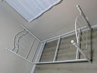 ✨ WHITE TWIN SIZE BEDFRAME ✨