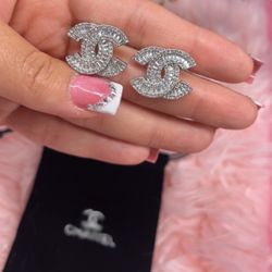 New 18k stainless steel silver comes with bag as picture