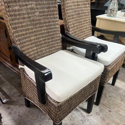 2 Arm Chairs/ 2 Sillas de Brazos 