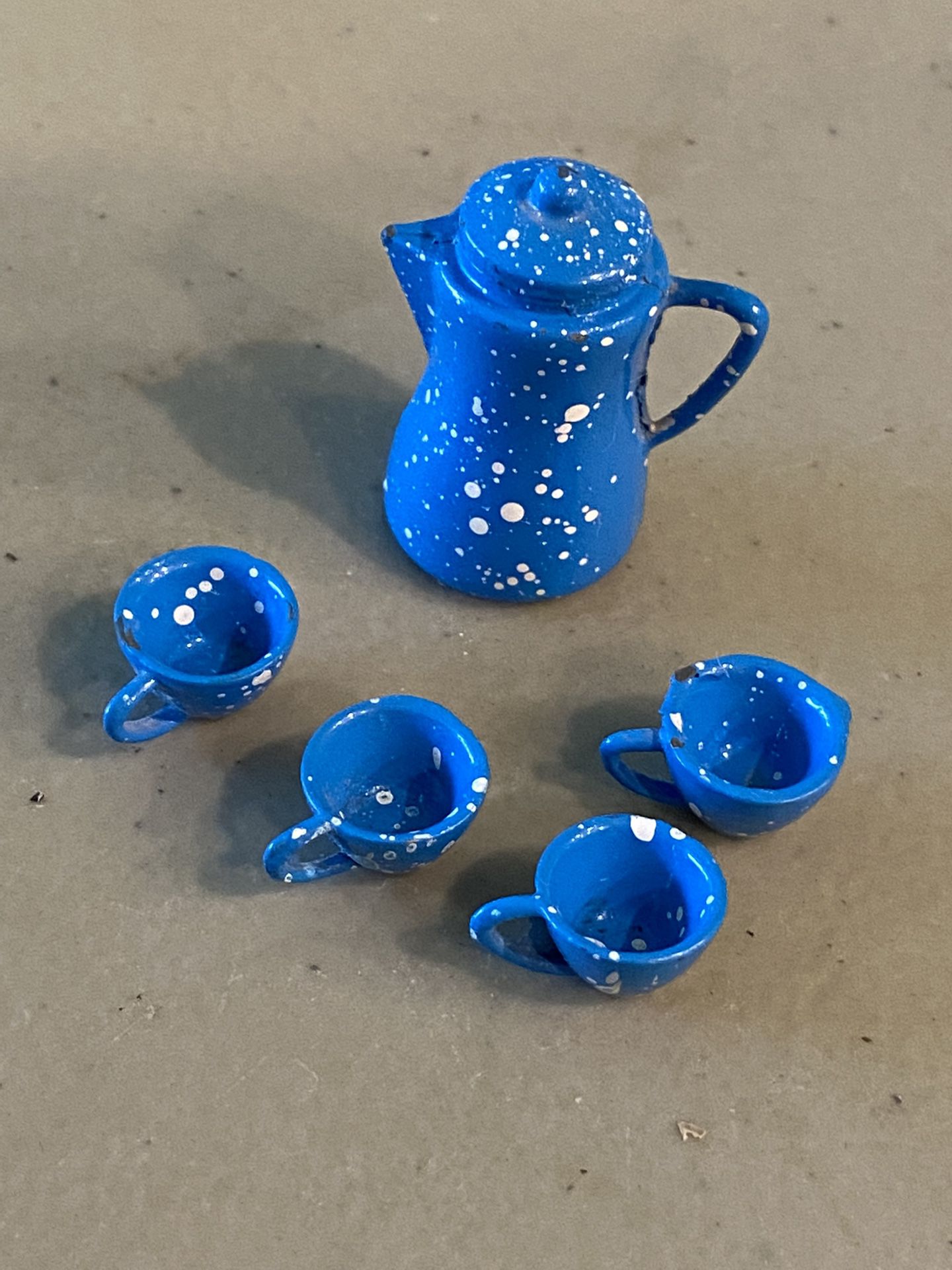 Vintage Miniature Blue Enamel Spatterware Metal Coffee Tea Pot & 4 Cups Dollhouse sized. Made of metal. Teapot is approximately 1” tall