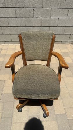 6  rolling chairs