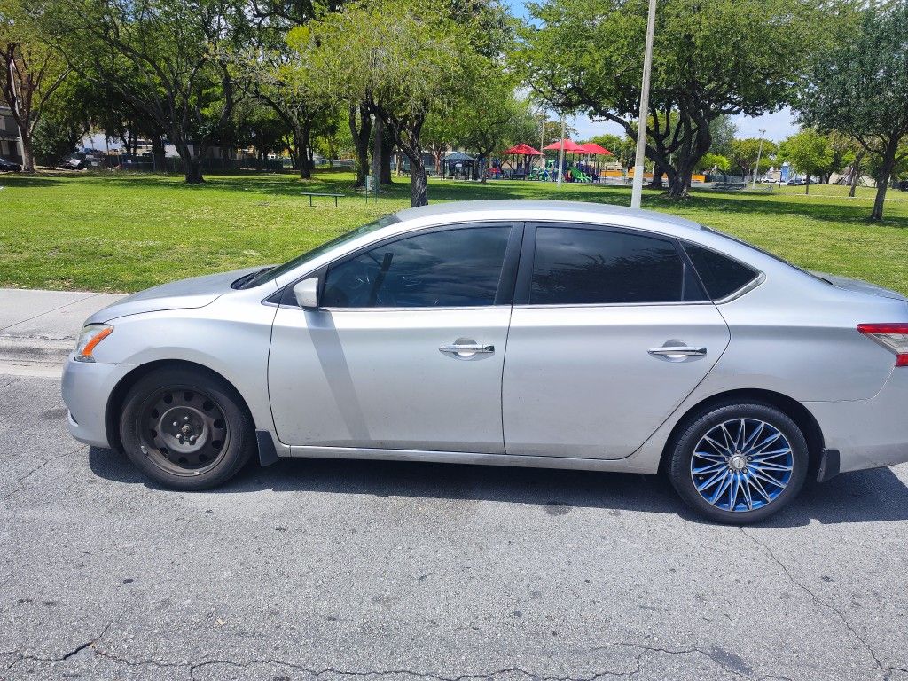 Nissan Sentra 2015  2000 $